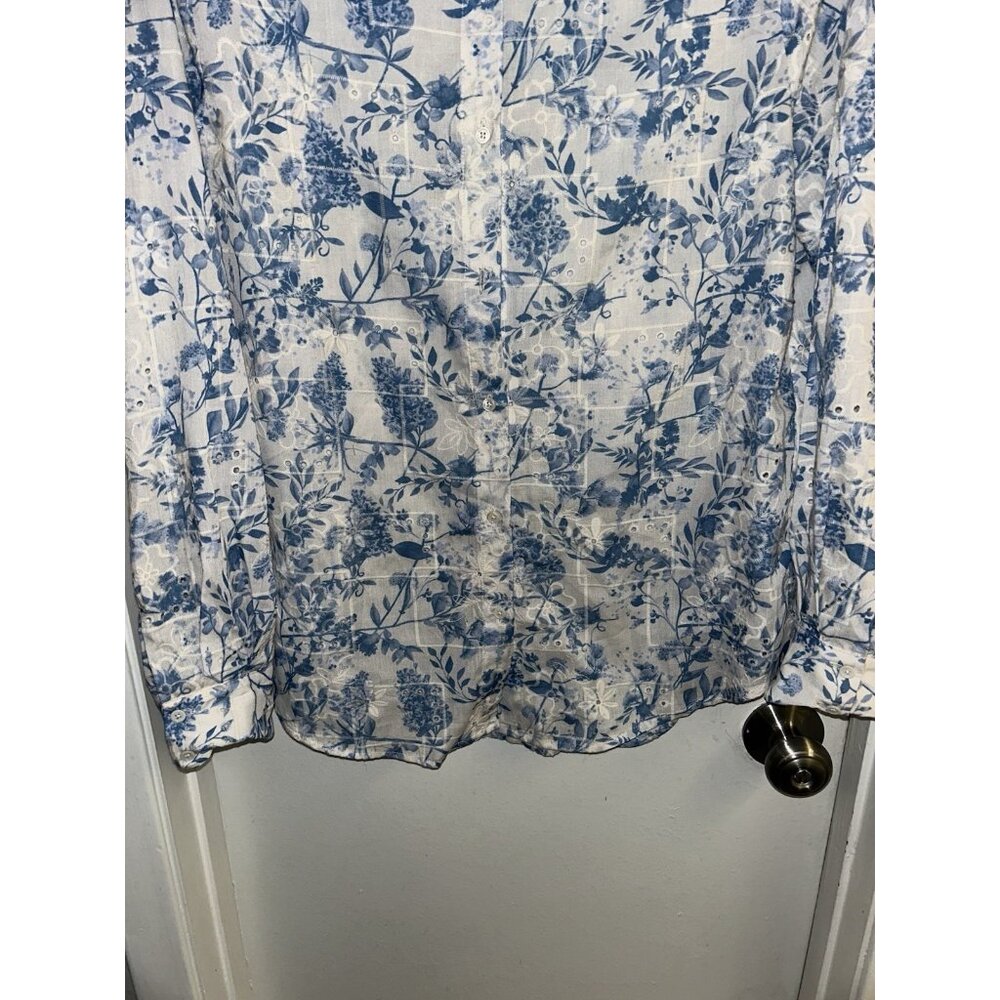 Vici Blue & White Floral Print Button Down Cottage Chic Blouse Size Medium - Picture 4 of 7